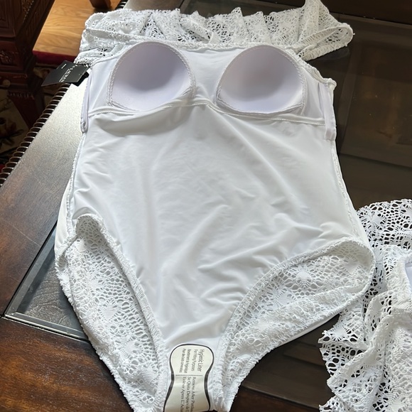 LAUREN RALPH LAUREN Off-The-Shoulder Tummy-Control Crocheted Swimsuit. - Picture 9 of 11